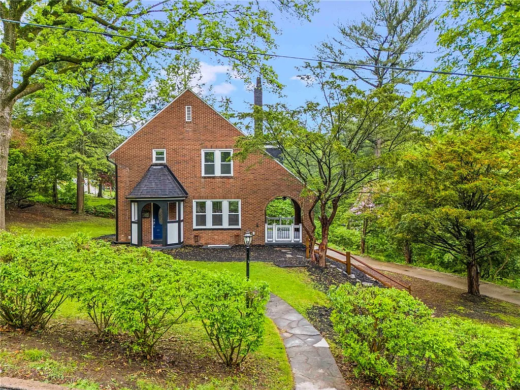 112 Batavia Rd, Pittsburgh, PA 15221